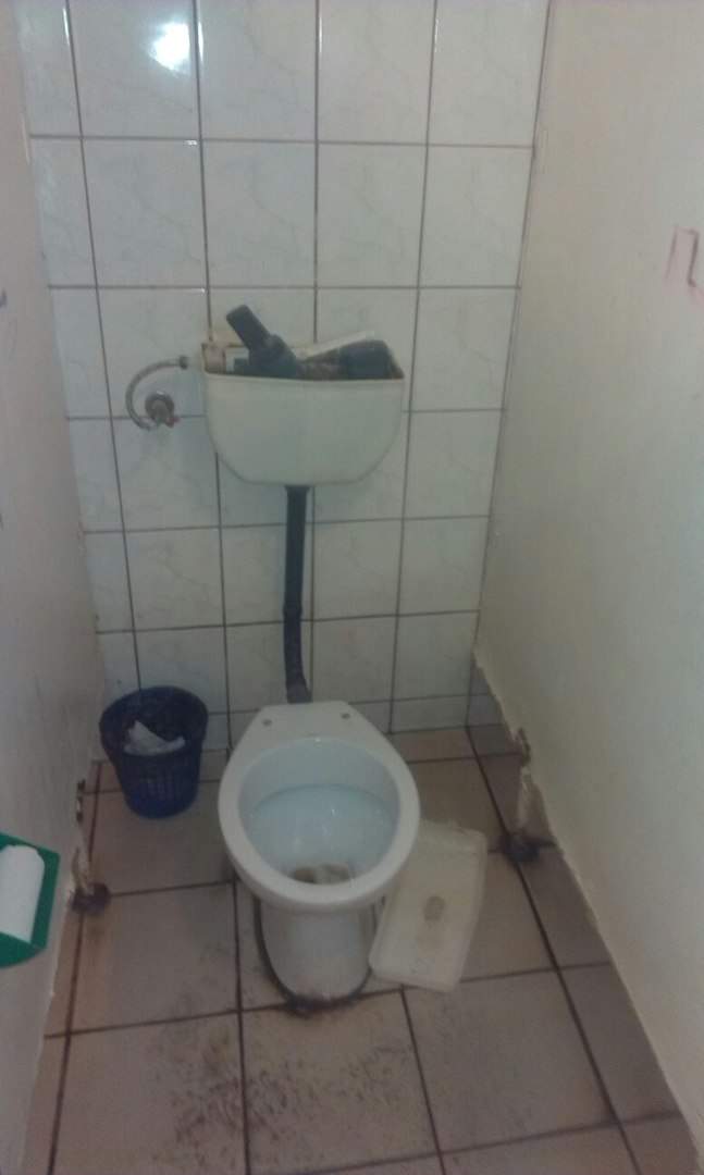 В туалетном бачке львовского кинотеатра найден окровавлен шприц (Фото)