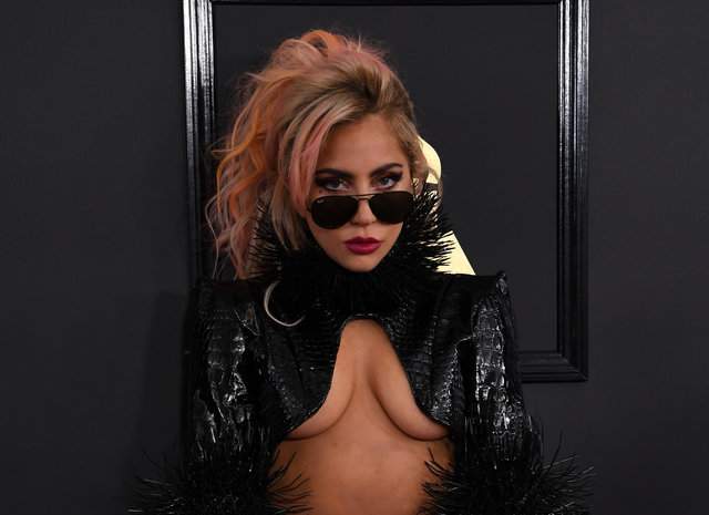 Леди Гага показала грудь на премии "Грэмми" (Фото)