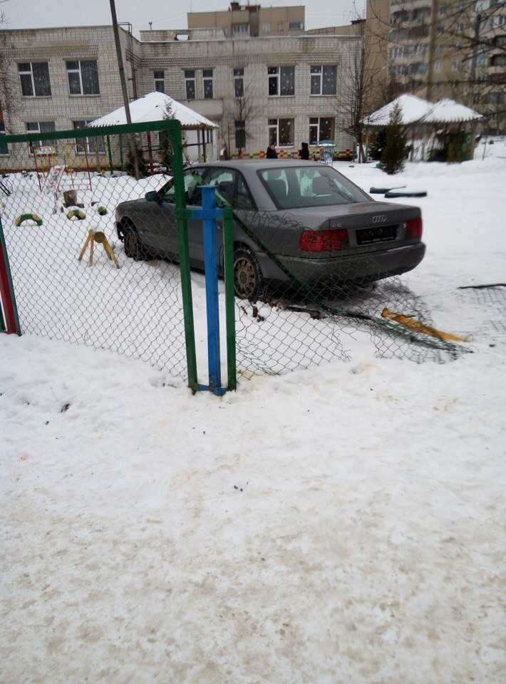 Просто очень хотел в детство: во Львове «Ауди» протаранило забор детского сада (фото)