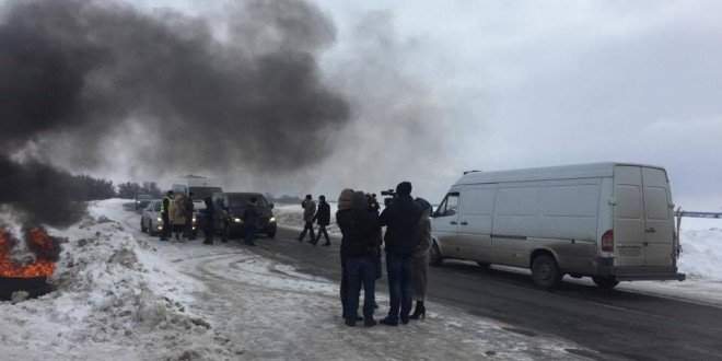 Харьковские активисты перекрыли трассу Харьков-Сумы в знак протеста против закрытия местной больницы (фото)