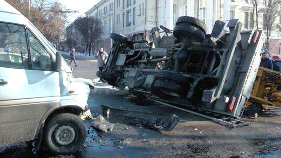 Фоторепортаж ужасающего ДТП в Запорожье: микроавтобус протаранил кран (фото)