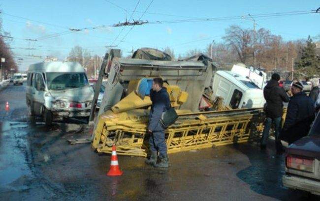 Фоторепортаж ужасающего ДТП в Запорожье: микроавтобус протаранил кран (фото)