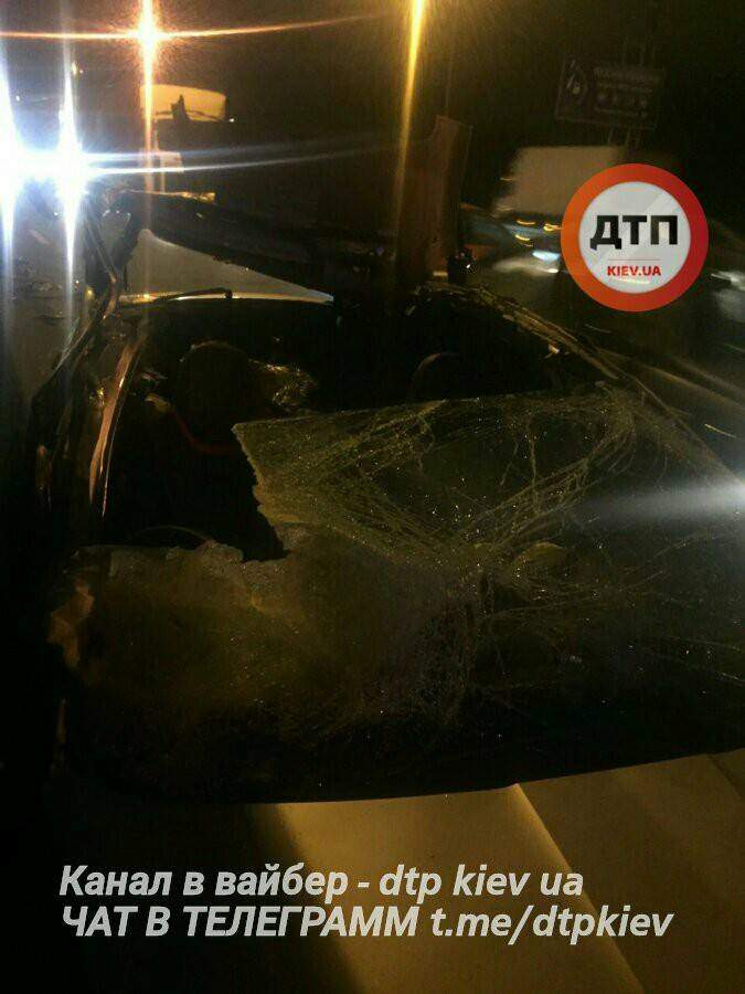 В столице автомобилю  сорвало крышу (Фото)