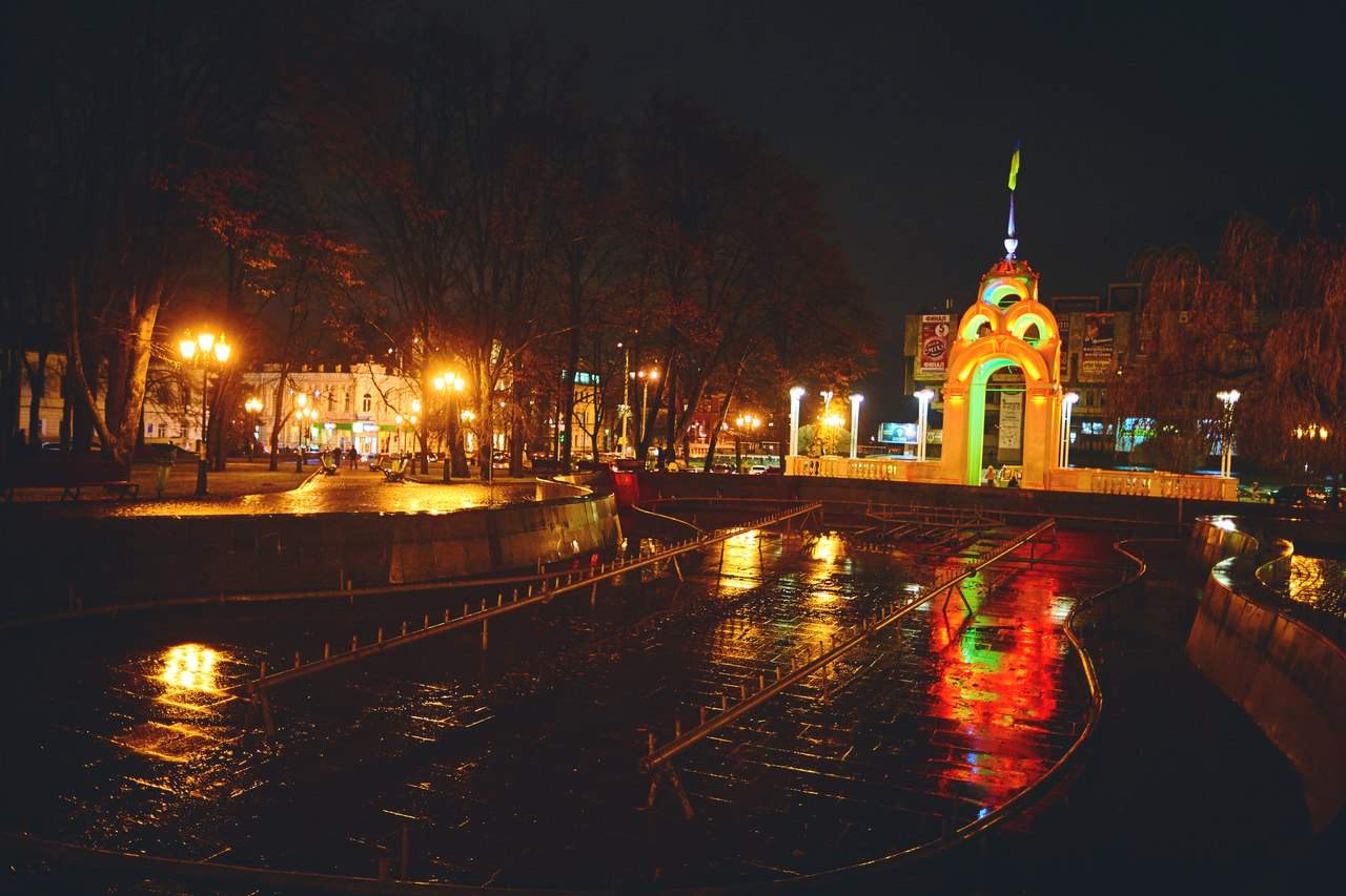Харьковский фонтан "зеркальная струя" переливается как хамелеон (Фото)