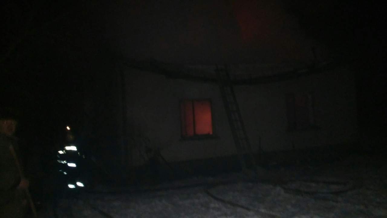 Во Львовской области горел жилой дом (Видео)