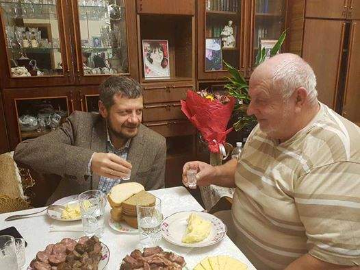 Мосийчук призвал заниматься любовью и показал фото с отцом «за чарочкой»