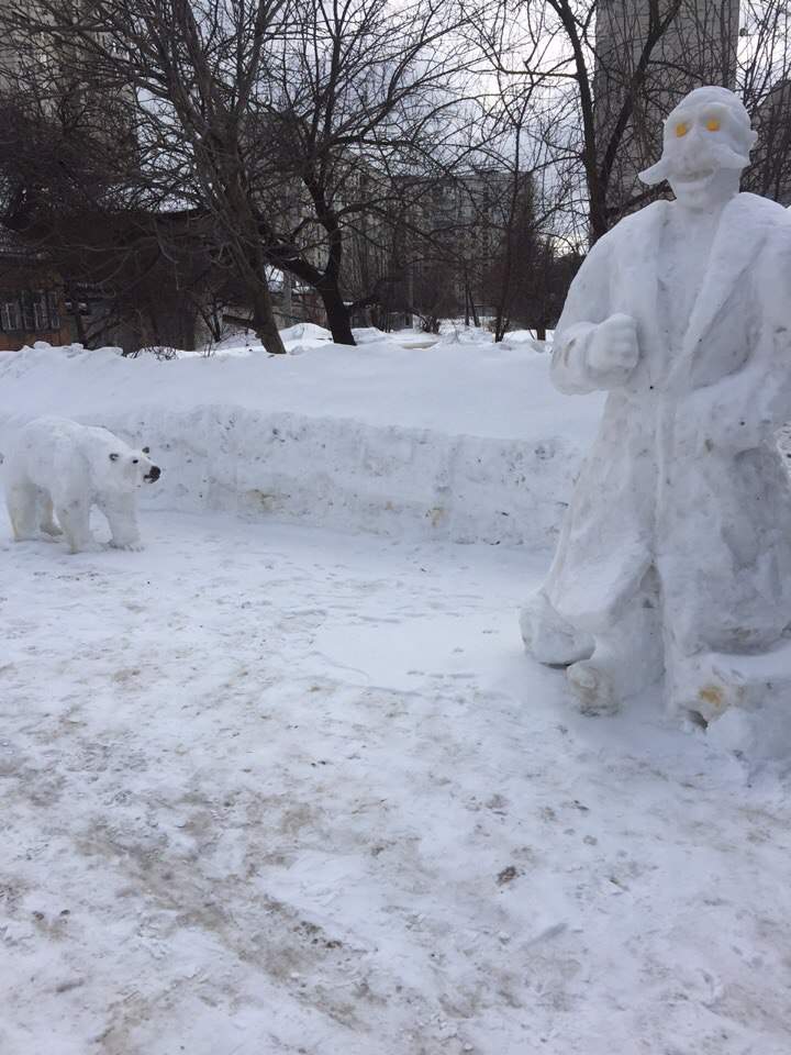 Харьковчане слепили из снега чудесные скульптуры (Фото)
