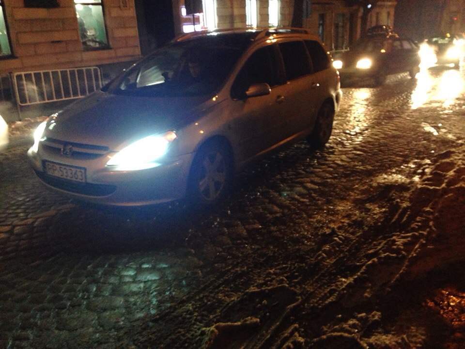 Во Львове автомобиль сбил пешехода: пострадавший госпитализирован (фото)