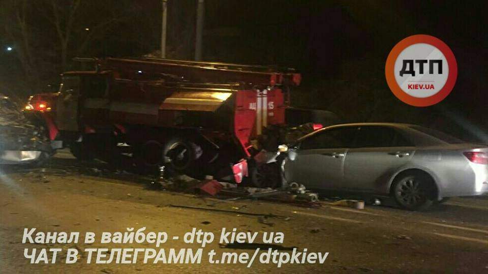 В Киеве произошло ДТП с участием пожарной машины (Фото)