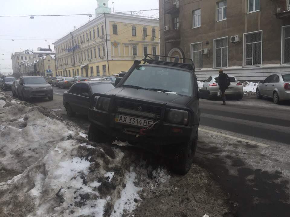 В Харькове стало на одного "героя парковки" больше (фото)