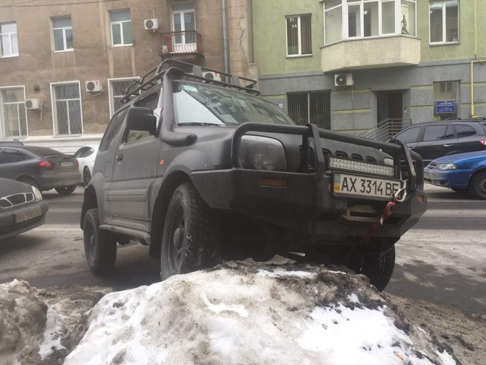 В Харькове стало на одного "героя парковки" больше (фото)