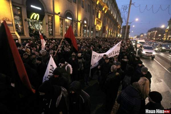 Тысячи белорусов вышли на массовую акцию против «налога на тунеядство» (фото, видео)