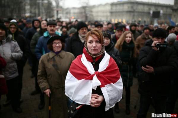 Тысячи белорусов вышли на массовую акцию против «налога на тунеядство» (фото, видео)