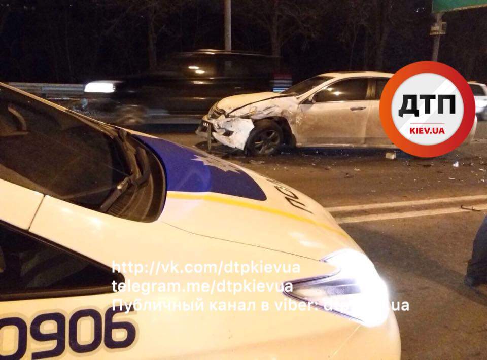В Киеве произошло ДТП: разбиты 4 автомобиля и 3 пострадавших (Фото)