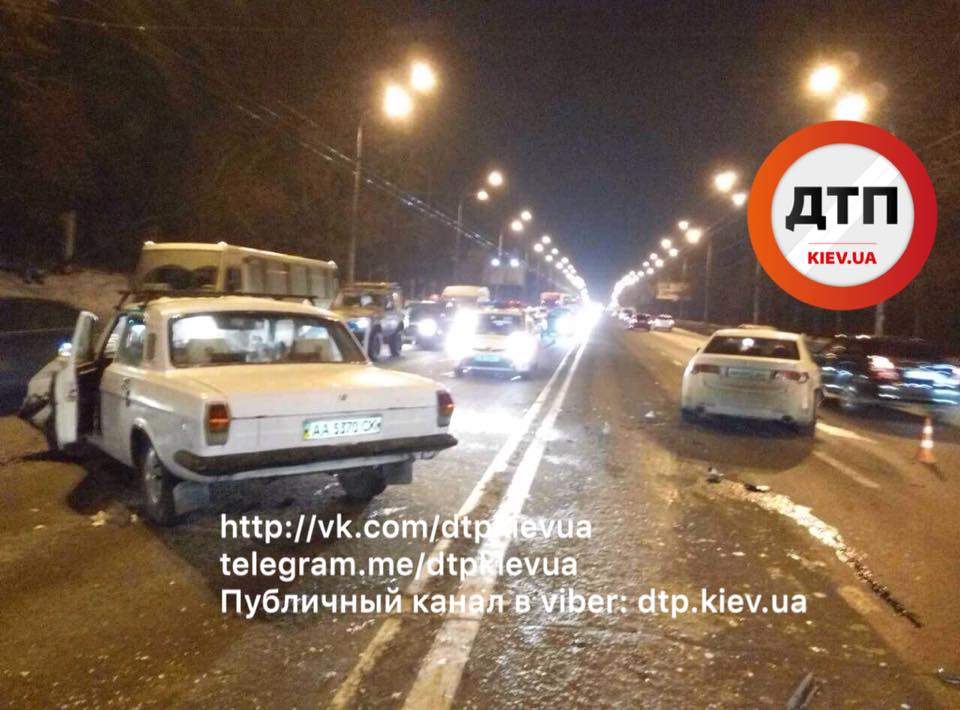 В Киеве произошло ДТП: разбиты 4 автомобиля и 3 пострадавших (Фото)
