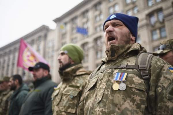 В Киеве прошло шествие участников битвы под Дебальцево