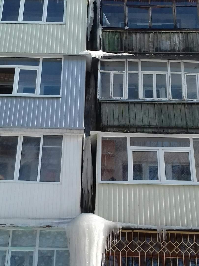 Зимние опасности: в Харькове с балконов жилого дома свисают глыбы спрессованного снега (фото)
