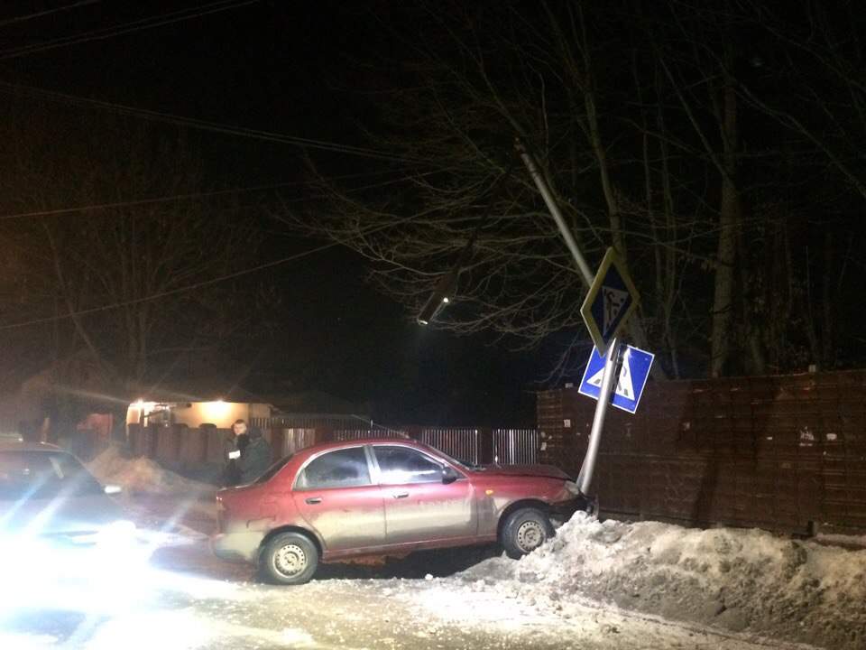 Во Львове произошло ДТП: пьяный водитель влетел в столб (Фото) 