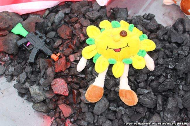 Запорожье поддержало блокаду Донбасса: на митингах лили «кровь» на уголь и детские игрушки
