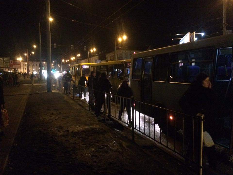 Жители Львова нарушают ПДД, чтобы пользоваться общественным транспортом (фото)