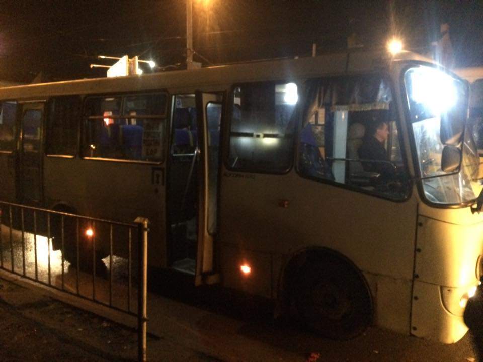 Жители Львова нарушают ПДД, чтобы пользоваться общественным транспортом (фото)