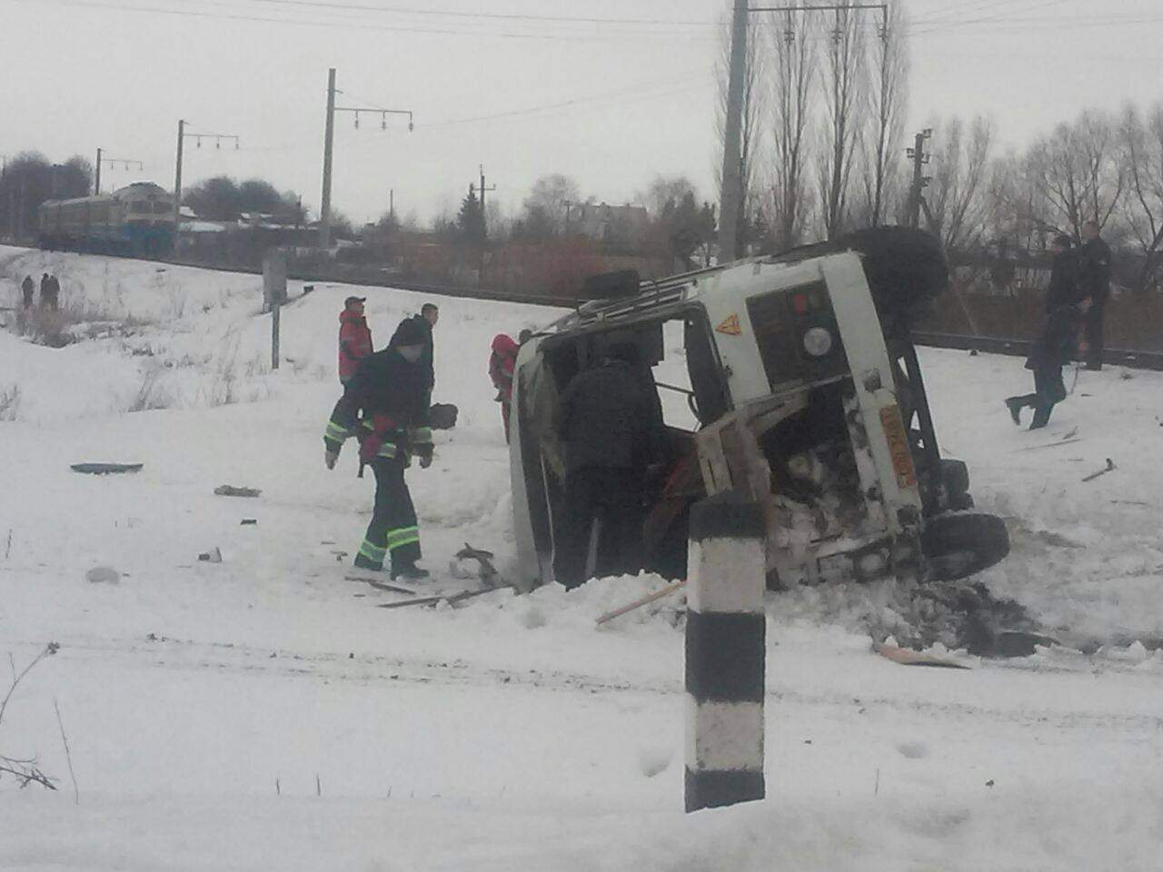 Ужасающее ДТП в Винницкой области: поезд протаранил автобус с пассажирами (фото)
