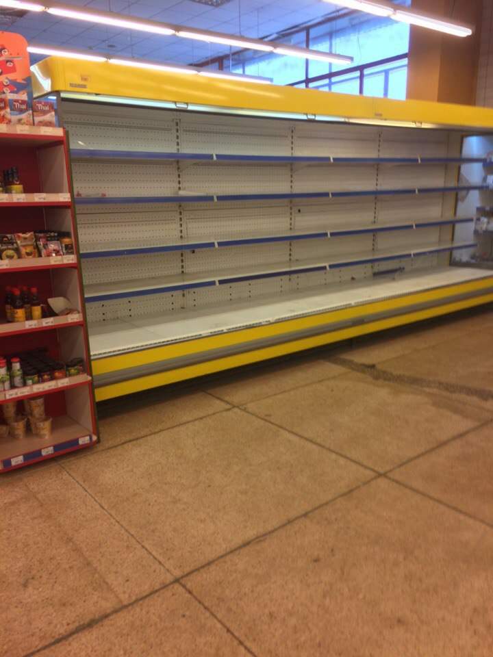 В харьковском "Сильпо" на полках нет продуктов (Фото)