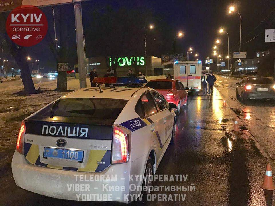 В Киеве под машину попала 19-ти летняя девушка (Фото) (Видео)
