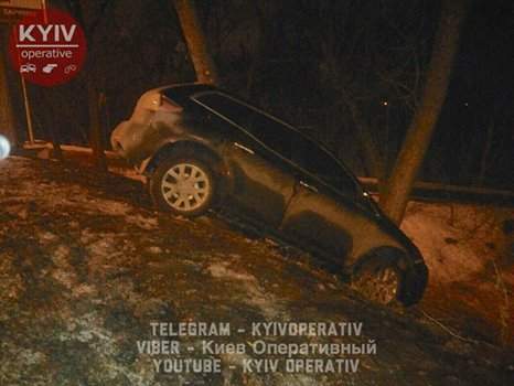В Киеве произошло странное ДТП, водитель скрылся с места аварии (Фото)