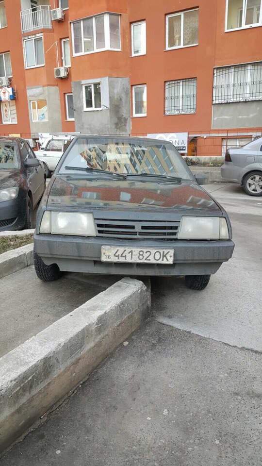 Водители Одессы пристрастились к парковке на тротуарах (фото)