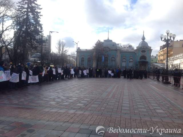 Под Верховной Радой люди скандируют:"Насирова на свалку!" (видео)