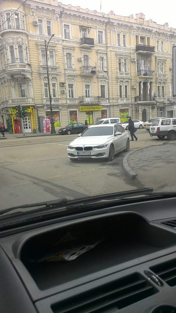 "Герой парковки" создаёт аварийную ситуацию на улицах Одессы (фото)
