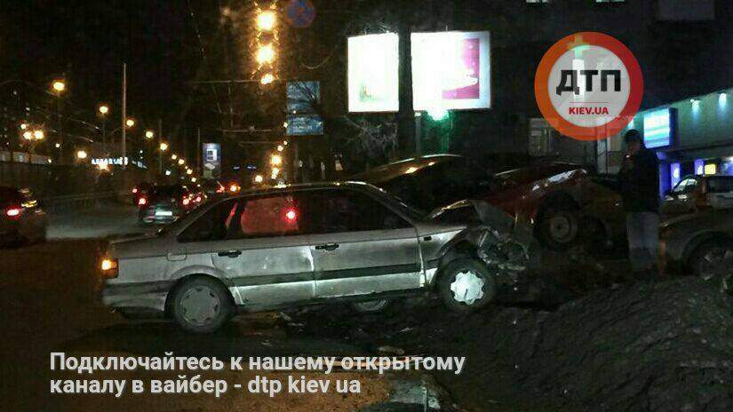 В Киеве нетрезвый водитель "Фольксваген" на полном ходу врезался в "Ваз" (Фото)