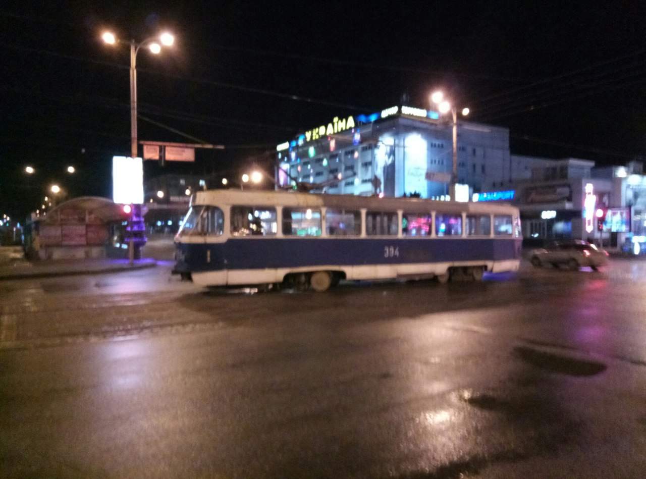 В Запорожье у трамвая почти отлетели колеса (Фото) (Видео)