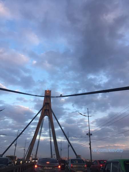 В Киеве на мосту объявились сразу два "человека-паука" (Фото)