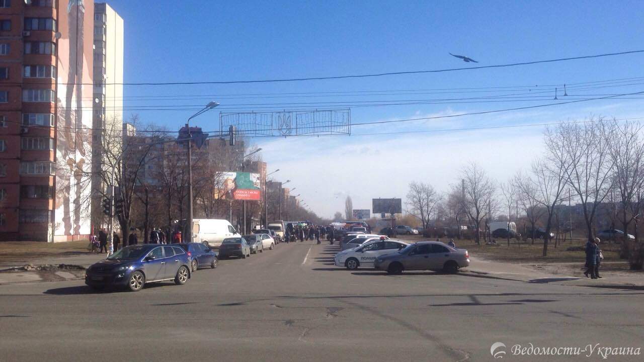 Фотофакт: из-за ярмарки в Деснянском районе Киева перекрыта одна из ключевых улиц