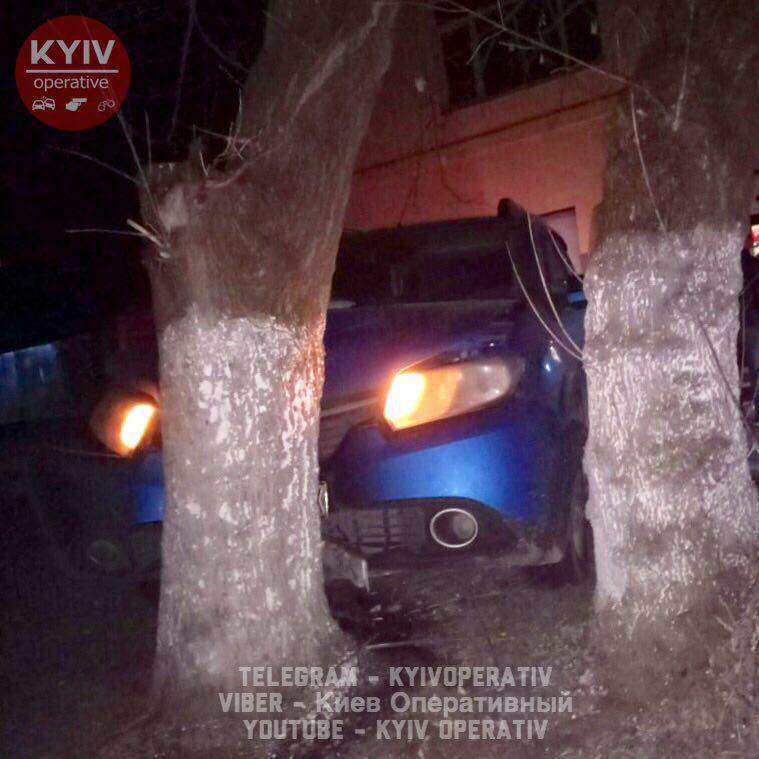 В Киеве горе-угонщик разбился на краденом автомобиле (Фото)