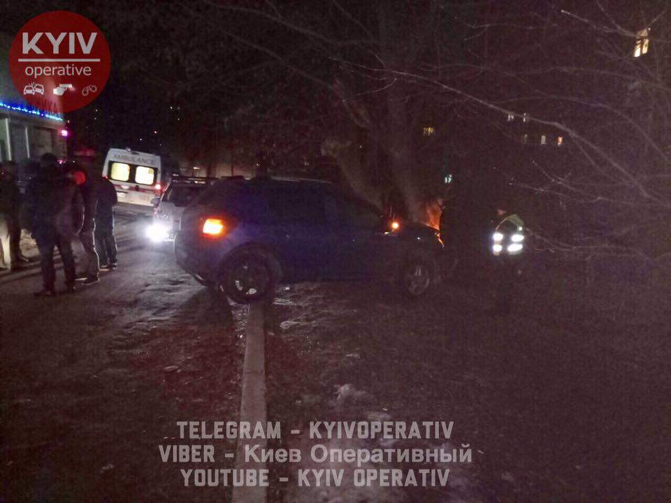 В Киеве горе-угонщик разбился на краденом автомобиле (Фото)