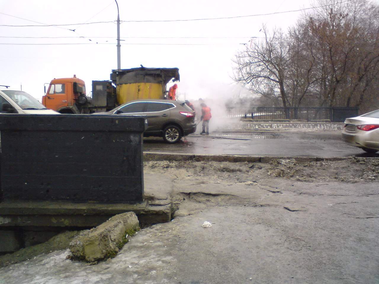 В Харькове кладут асфальт прямо поверх луж и растаявшего снега (фото)