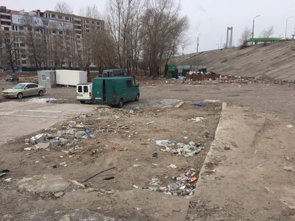 Фотофакт: на одной из станций Киева найден разбросанный мусор 