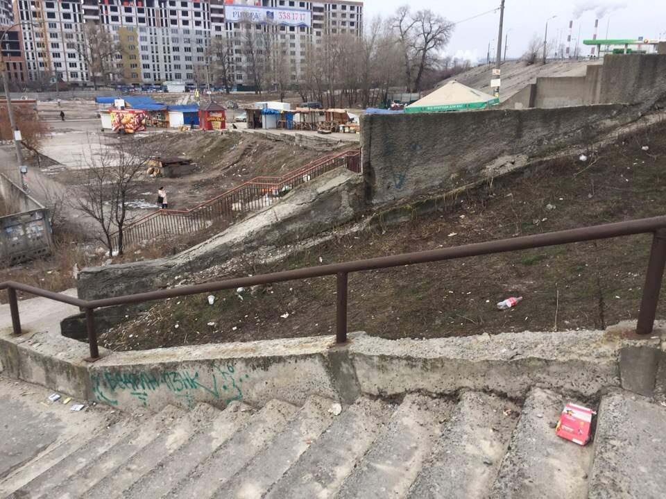 Фотофакт: на одной из станций Киева найден разбросанный мусор 