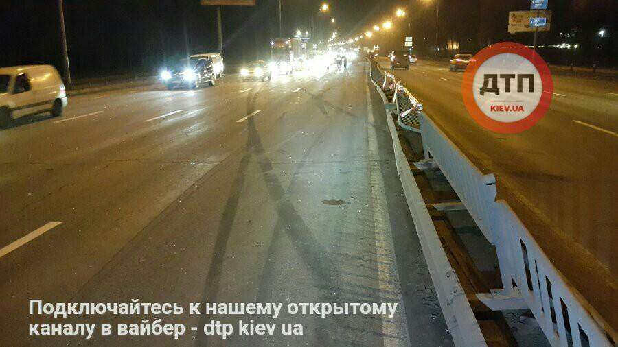 В Киеве автомобиль снес 70 метров отбойника и врезался в "Шевроле" (Фото)