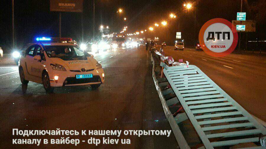В Киеве автомобиль снес 70 метров отбойника и врезался в "Шевроле" (Фото)