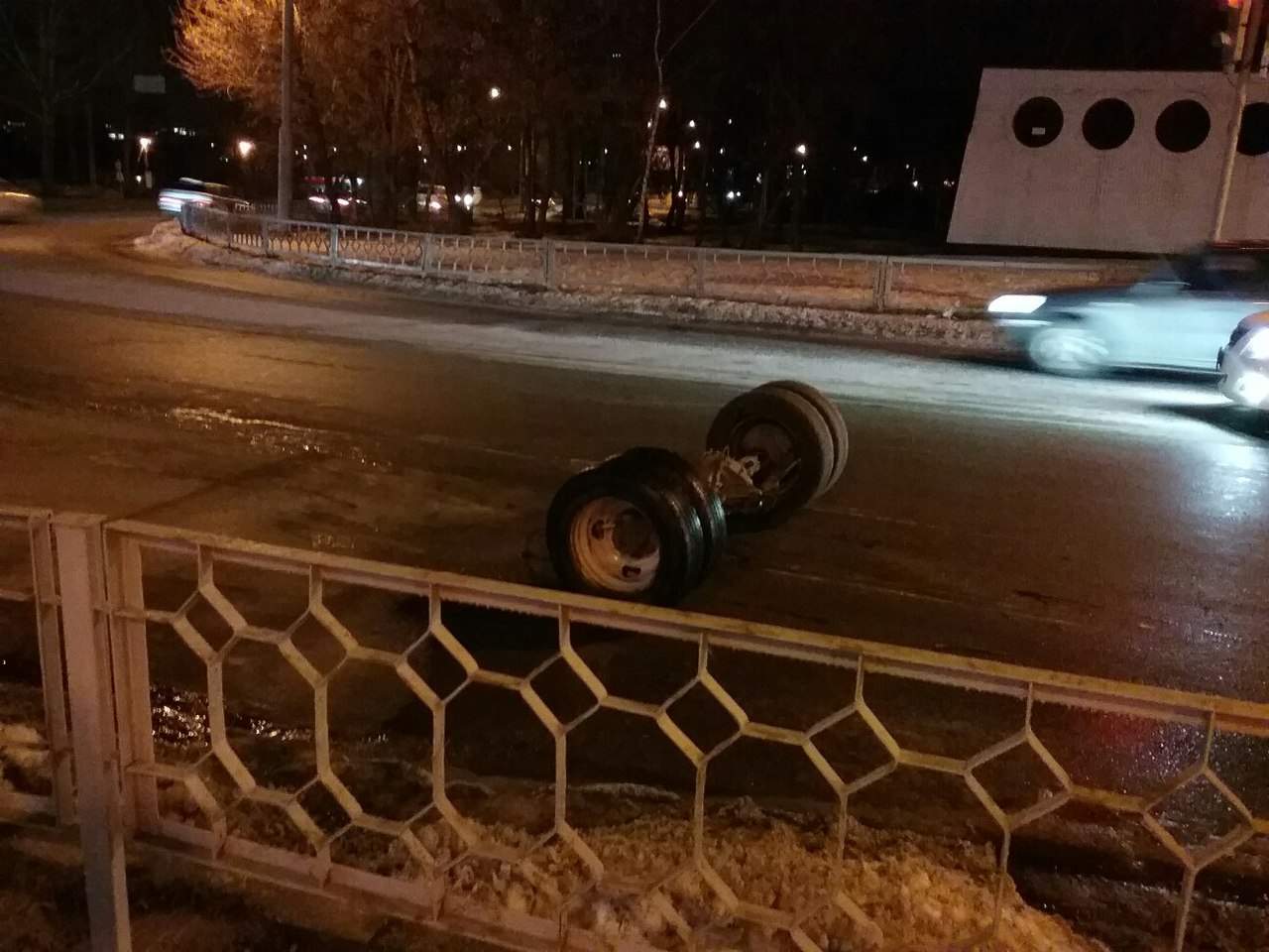 В Харькове у инкассаторской машины отпали задние колеса (Фото)