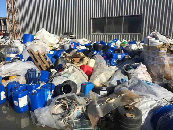 Угроза экологии в Черкассах: опасный мусор выбрасывали под открытое небо (Фото)