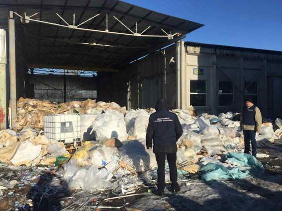 Угроза экологии в Черкассах: опасный мусор выбрасывали под открытое небо (Фото)