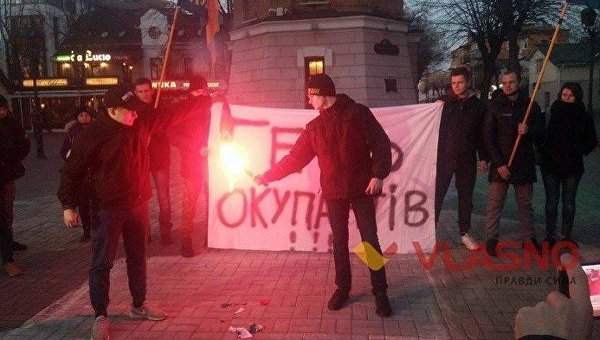 Винницкие активисты сожгли российский флаг на Европейской площади (Фото)