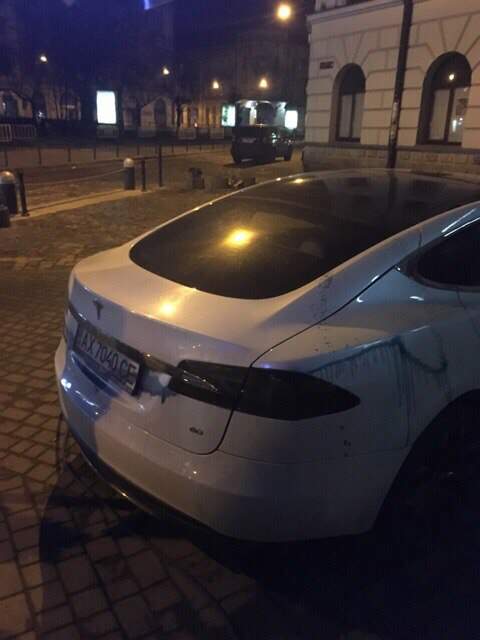 Общественный бунт против популярного сервиса: во Львове вандалы «разукрасили» зелёнкой автомобиль Яндекс.Такси