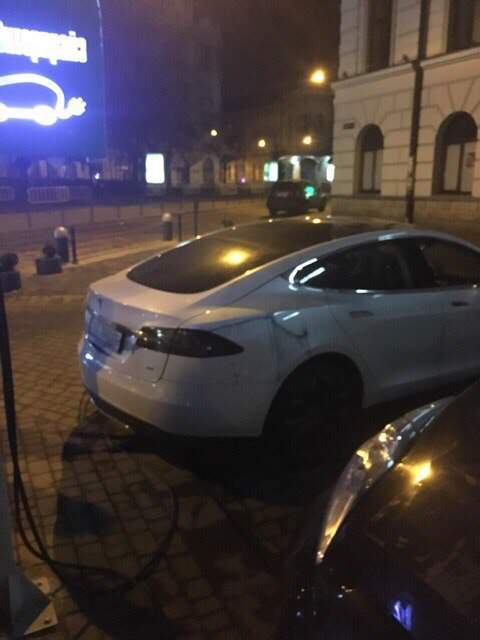 Общественный бунт против популярного сервиса: во Львове вандалы «разукрасили» зелёнкой автомобиль Яндекс.Такси