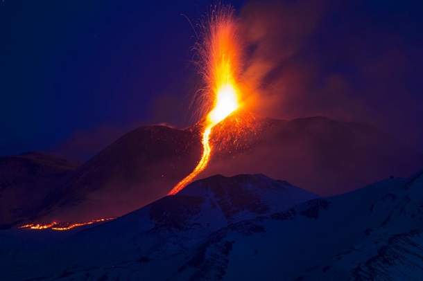 Итальянский вулкан Этна начал извергаться и "разливать" лаву (фото, видео)